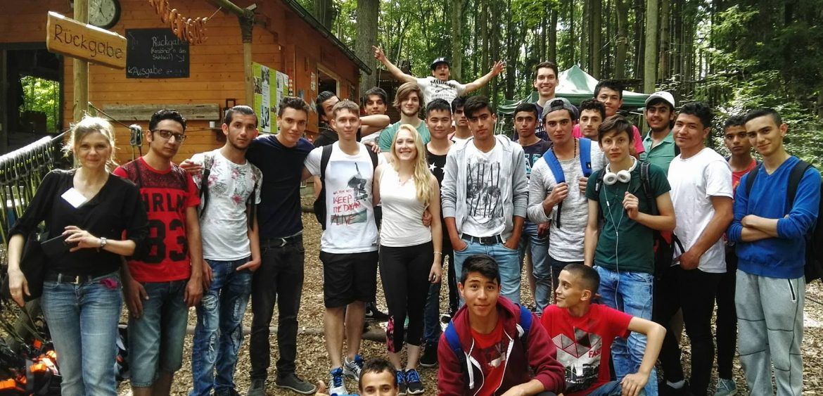 Bild Zum Abschluss des Feriendeutschkurses sind wir mit den Schülern in den Hennefer Klettergarten gefahren [August 2016]